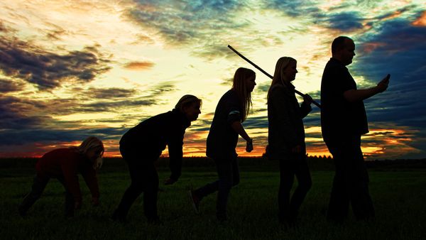 A sequence of silhouettes demonstrating the progressing evolution of apes to modern humans.